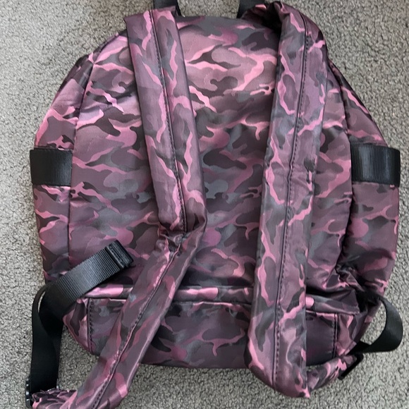 Fabletics Downtown Backpack Burgundy Camo. Barely Used. Retail New Is $60 - Picture 3 of 9